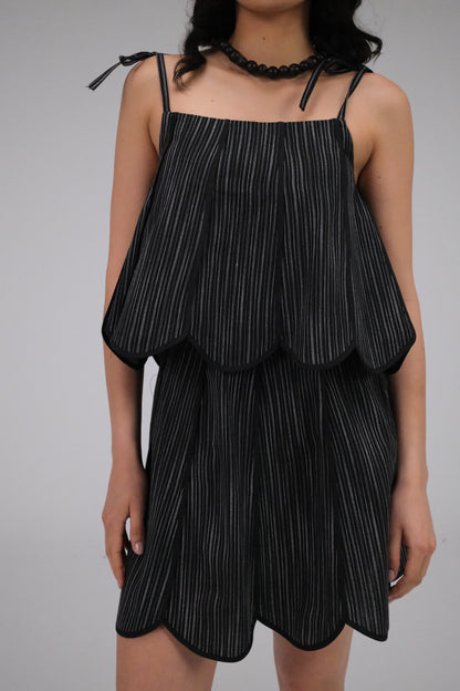 THE FLOWER TOP IN BLACK