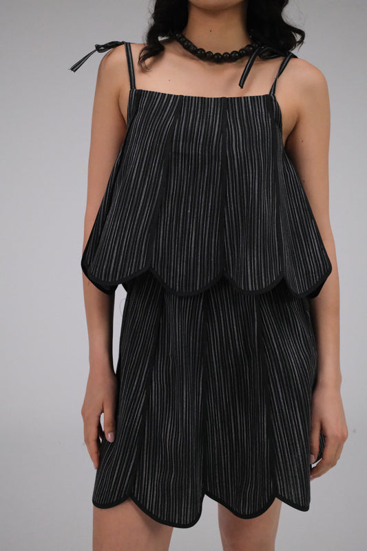 THE FLOWER TOP IN BLACK