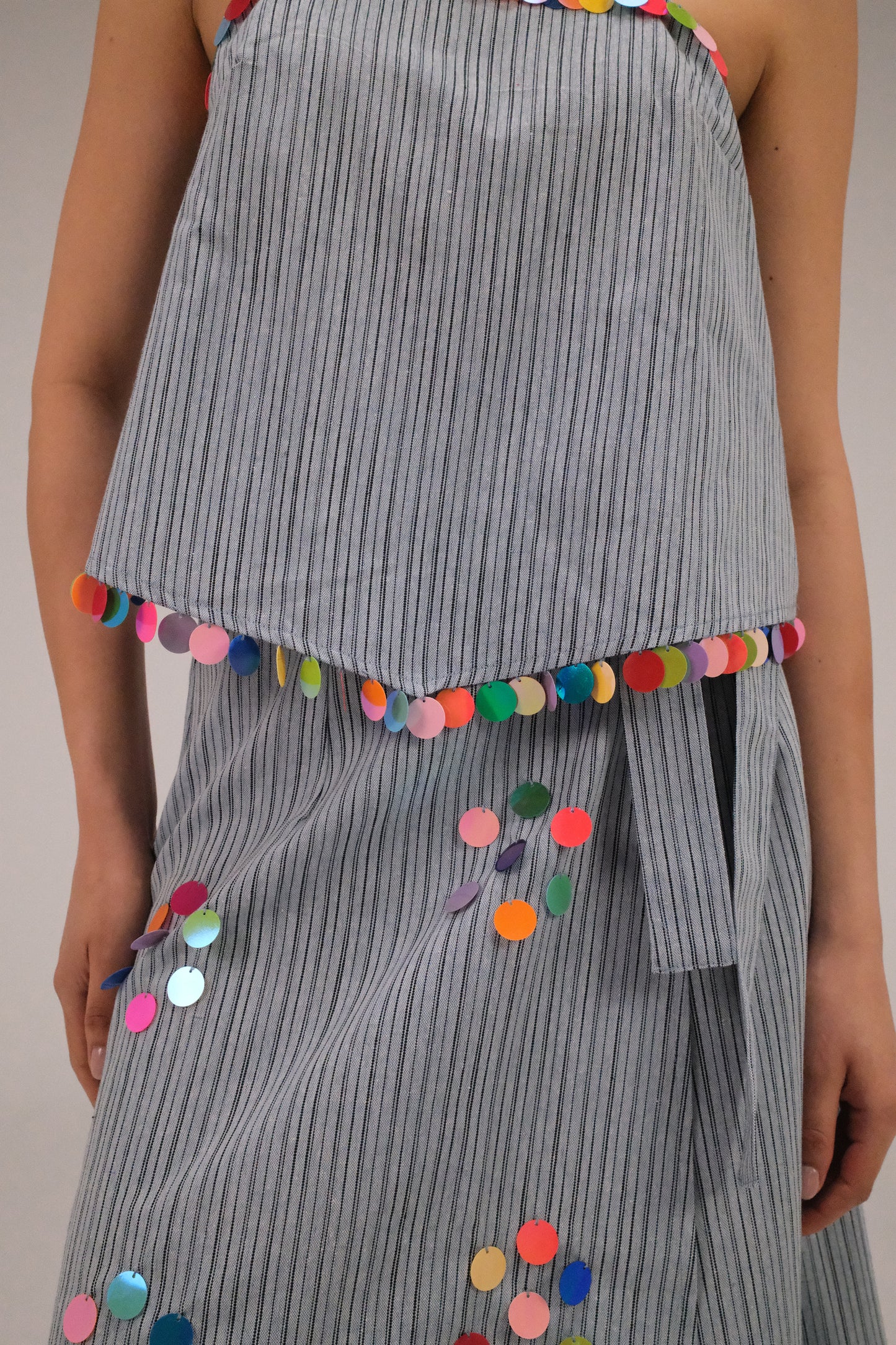 THE BLUE TOP WITH COINS