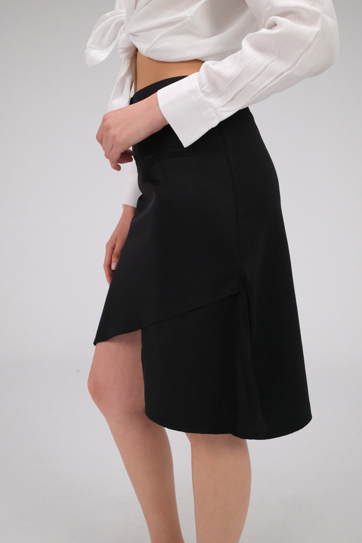 THE MIDI BLACK SKIRT